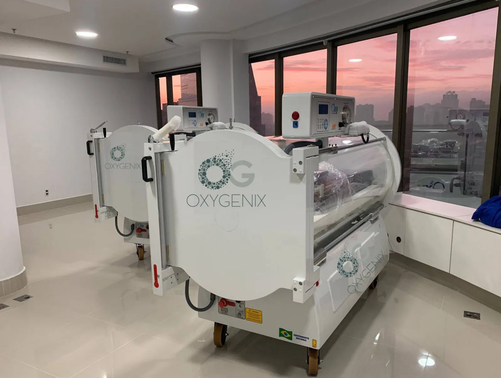 Câmaras hiperbáricas Oxygenix com vista para o skyline de Alphaville ao pôr do sol